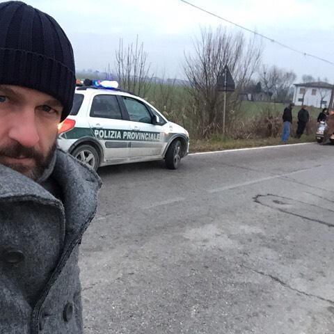 Il selfie pubblicato da Edoardo Stoppa a fine caccia dei bracconieri del Delta