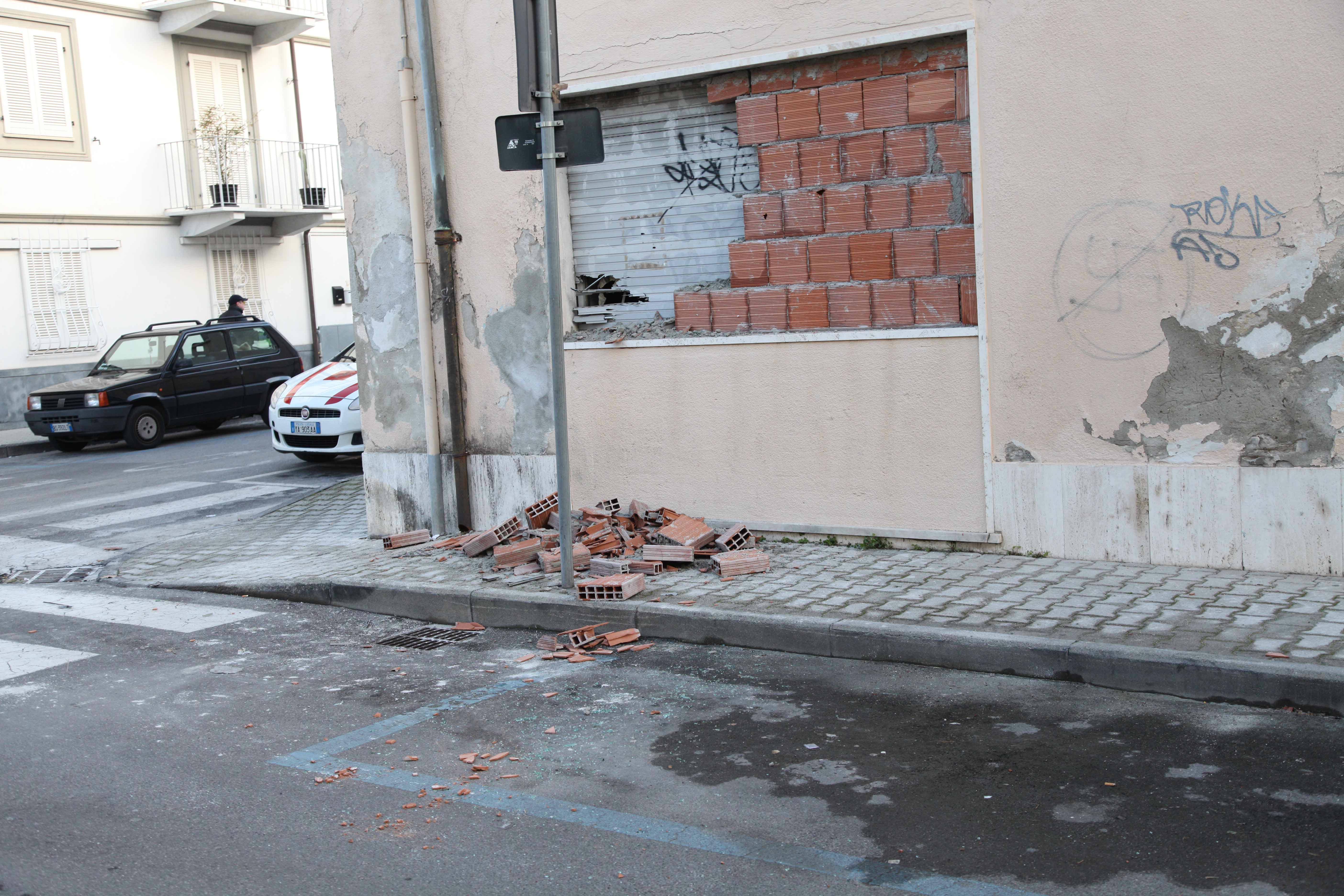 I segni dell'assalto allo stabile di via Matteotti appena sgomberato