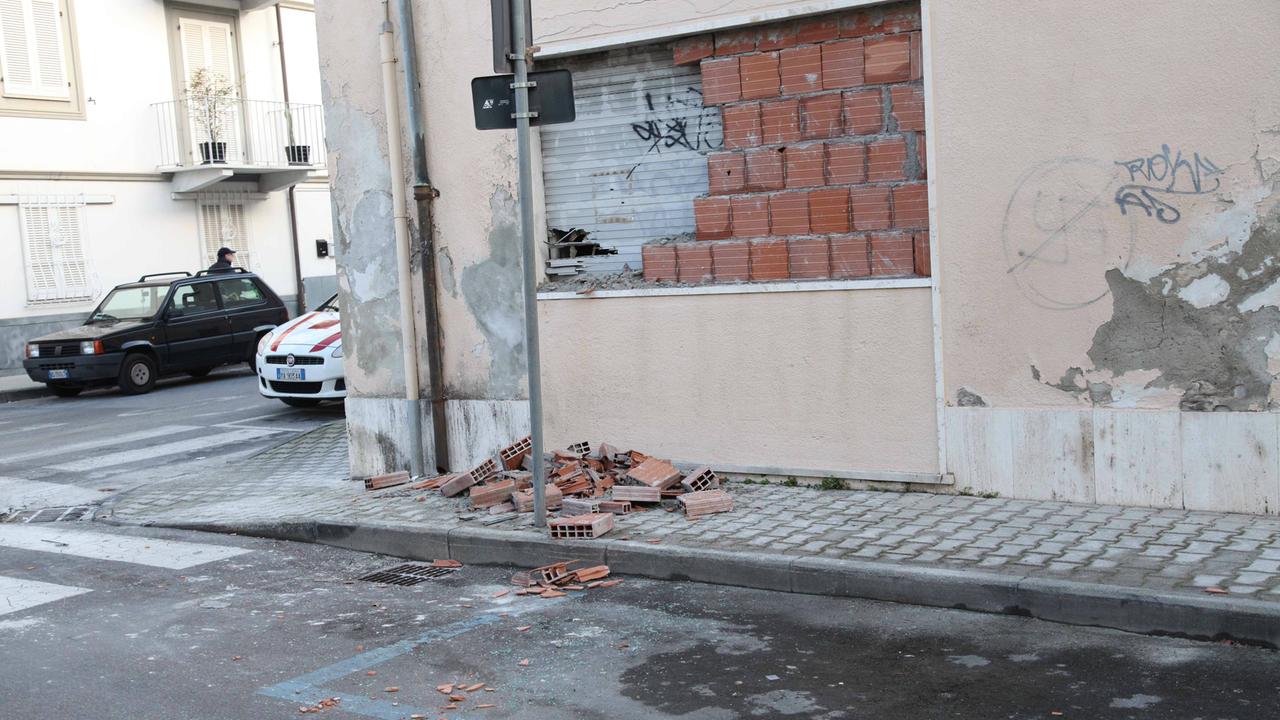 I segni dell'assalto allo stabile di via Matteotti appena sgomberato