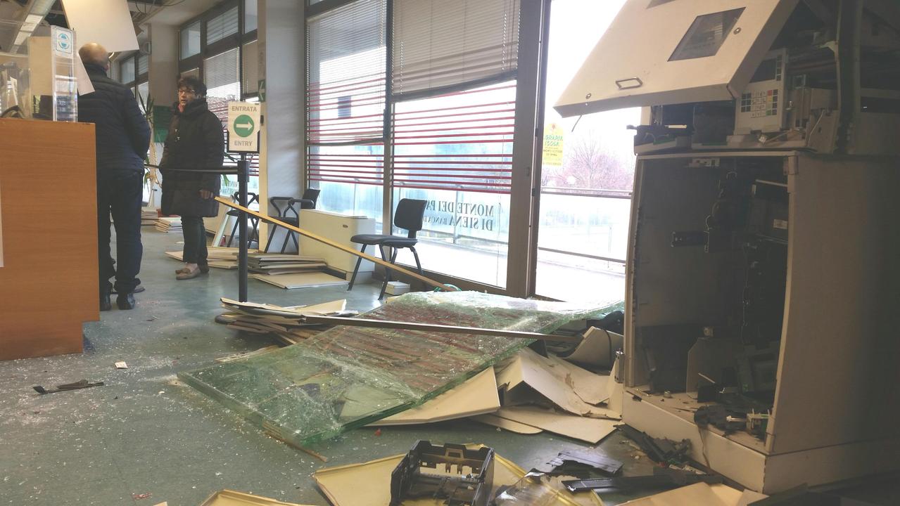 Il bancomat fatto saltare a Segromigno (Foto Sernacchioli)