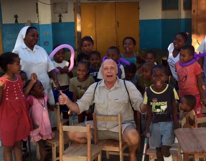 Roberto Ricci insieme ai bambini di una scuola in Madagascar