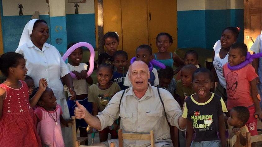 Roberto Ricci insieme ai bambini di una scuola in Madagascar