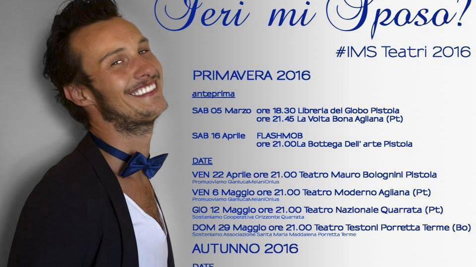 Lorenzo Pratesi con la locandina dei suoi spettacoli