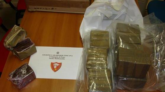Una parte dei panetti di hashish sequestrati dai carabinieri