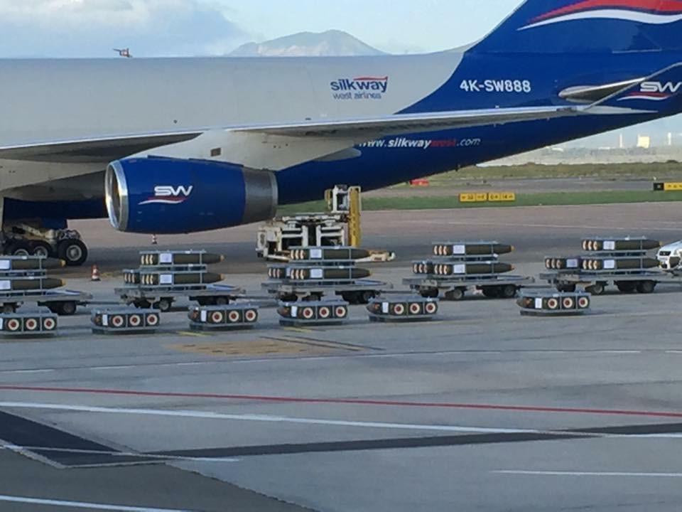 Un carico di bombe pronto a essere imbarcato all'aeroporto di Elmas