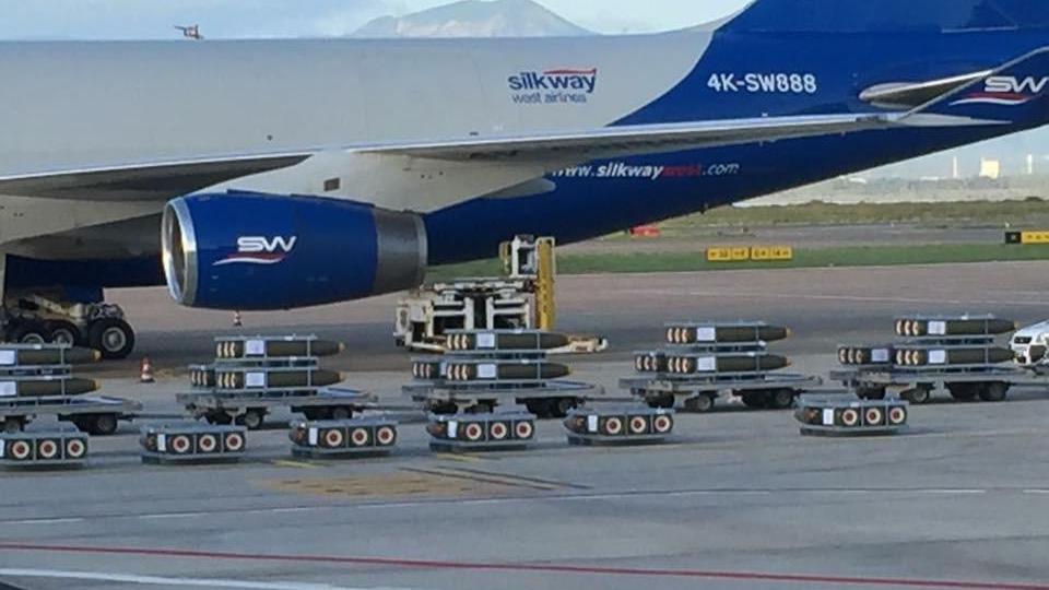 Un carico di bombe pronto a essere imbarcato all'aeroporto di Elmas