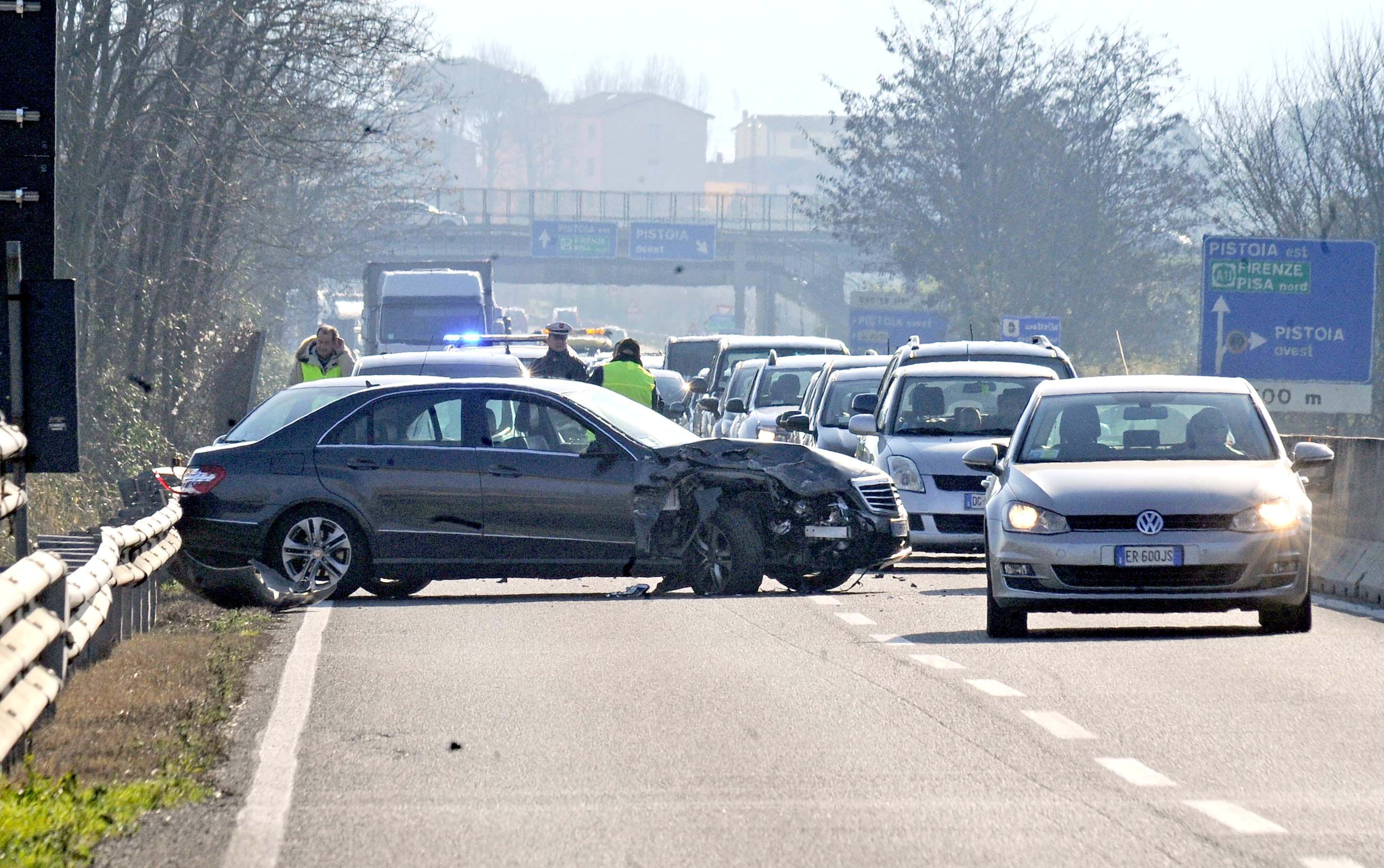 Si scontra con un'auto ferma sulla tangenziale