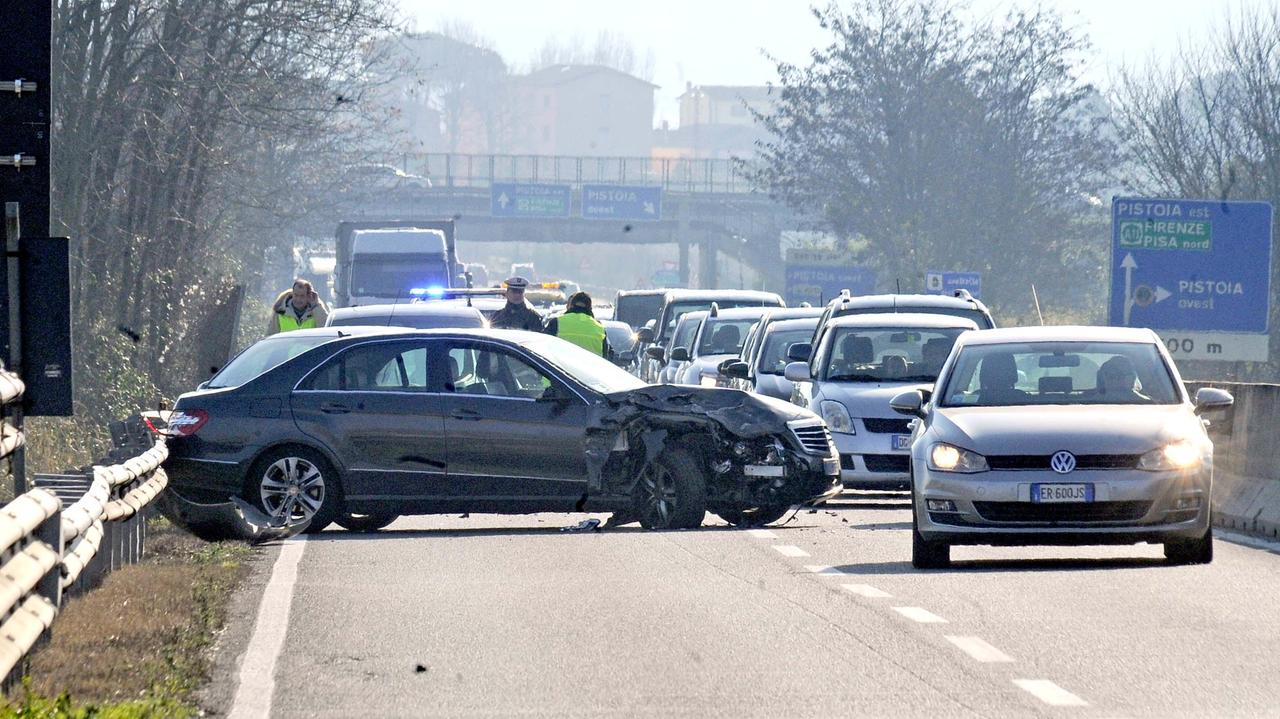 Si scontra con un'auto ferma sulla tangenziale