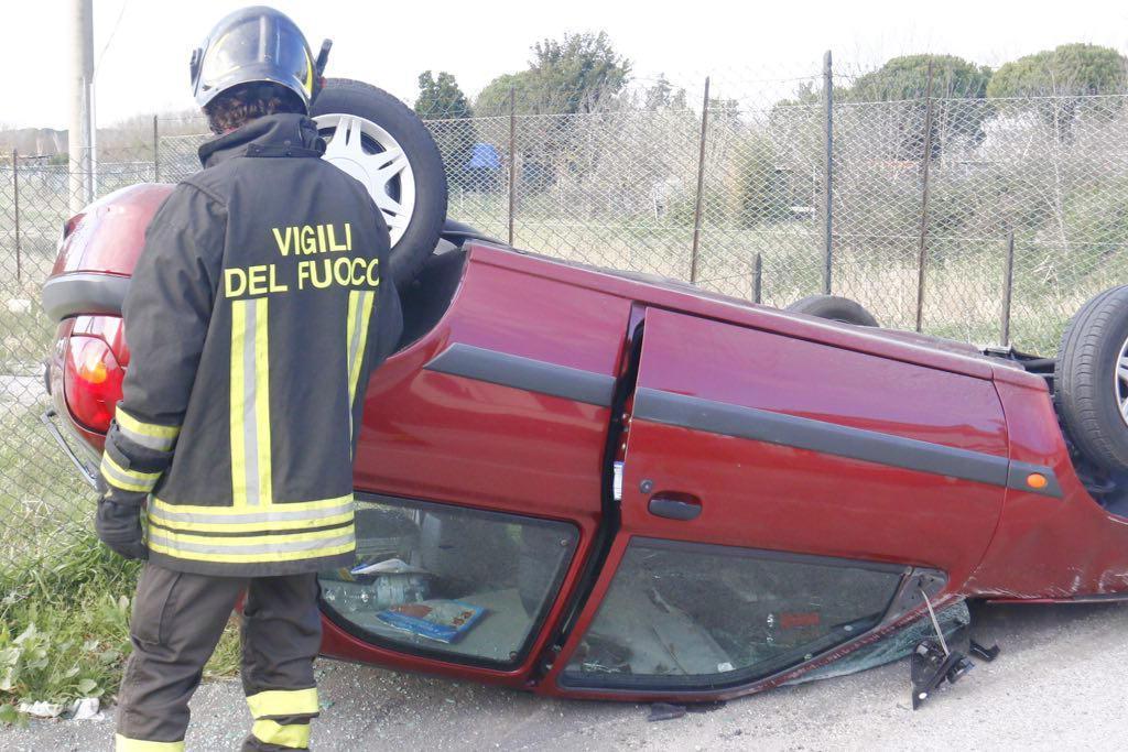L'auto ribaltata al bivio per l'Arnaccio (Marzi/Pentafoto)