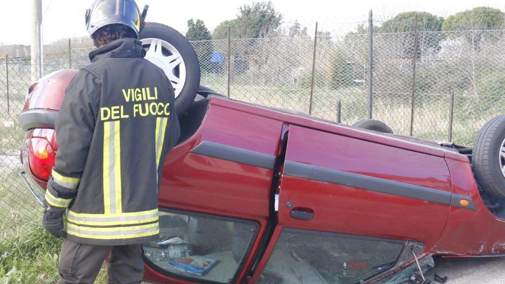 L'auto ribaltata al bivio per l'Arnaccio (Marzi/Pentafoto)