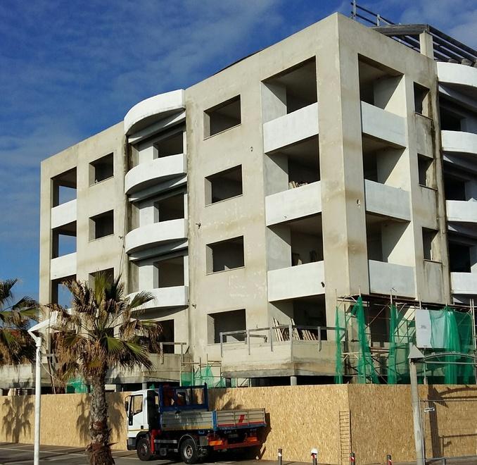 L'edificio dell'ex Lido senza i ponteggi