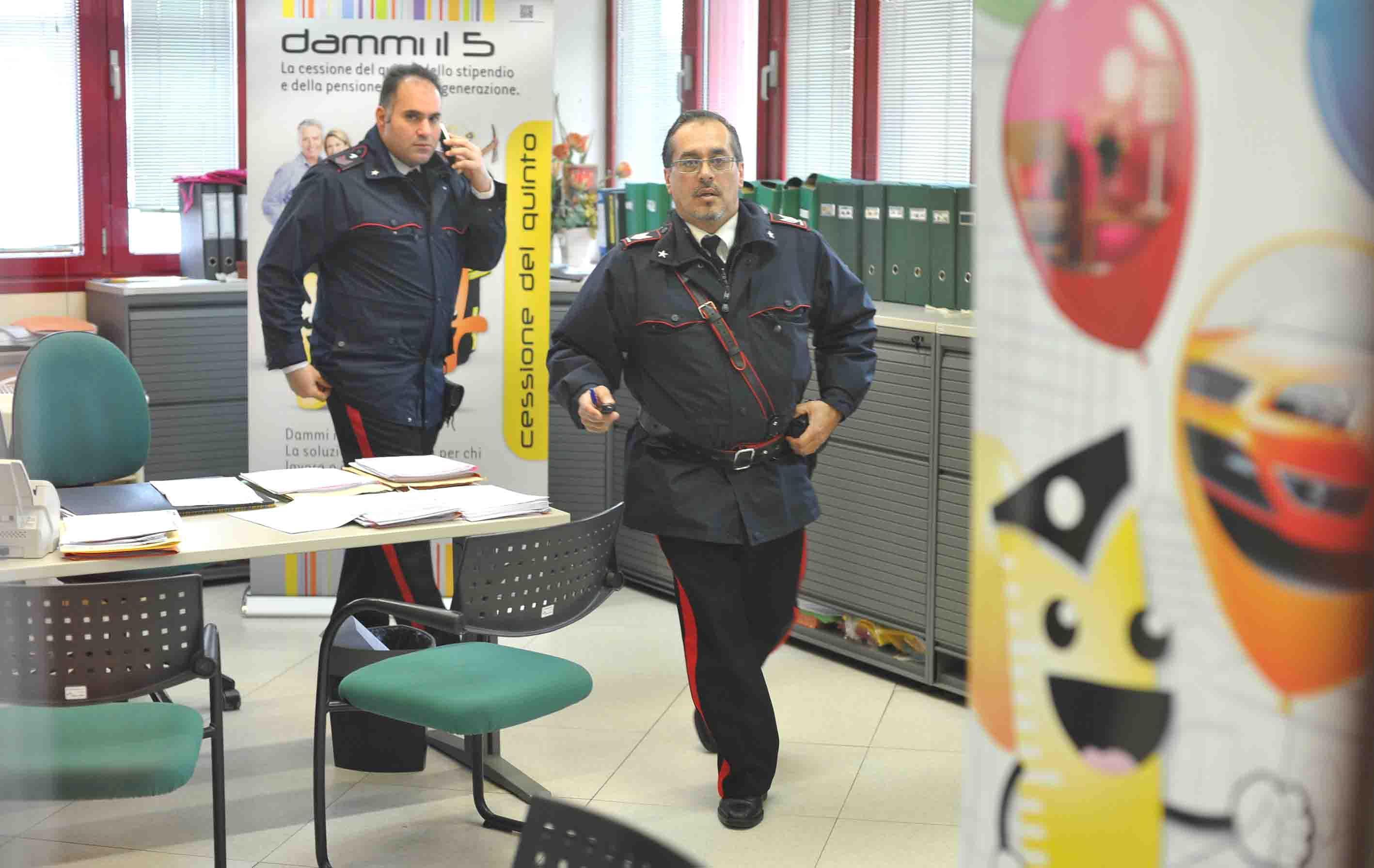 I carabinieri alla Banca del Monte di Lucca (foto Gori)