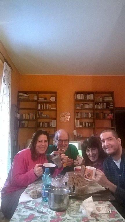 Un’immagine di Stefano con la sua famiglia scattata lo scorso mese di dicembre