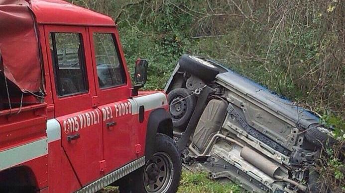 L'intervento dei vigili del fuoco sul luogo dell'incidente