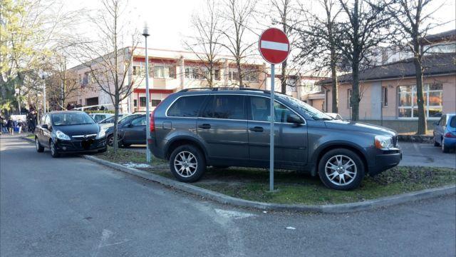 Ore 16,30, in via Kennedy va in scena il parcheggio selvaggio