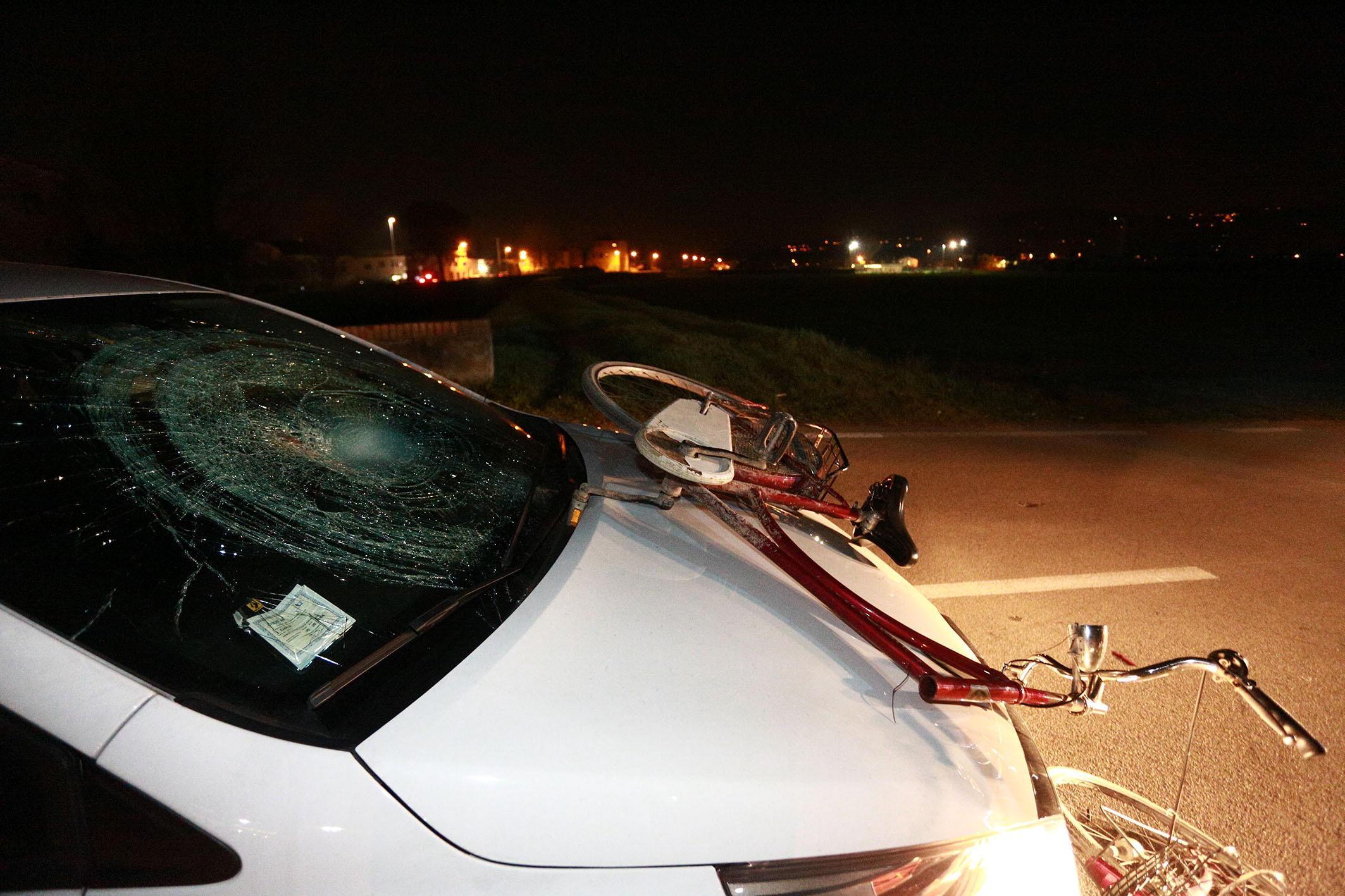 Travolto da un'auto, ciclista in ospedale