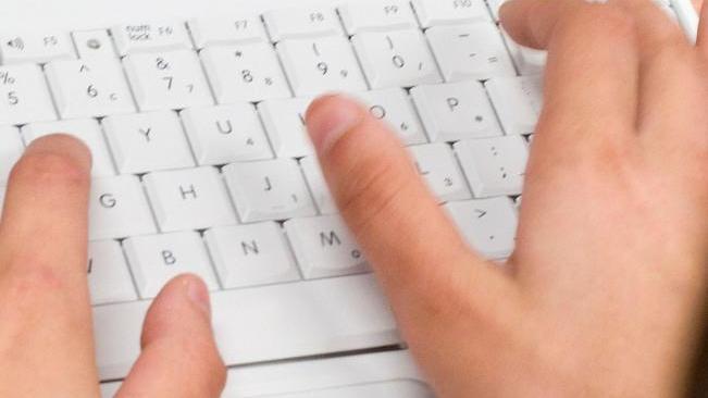 Compra un telefono per 600 euro sul web Arriva una bottiglia