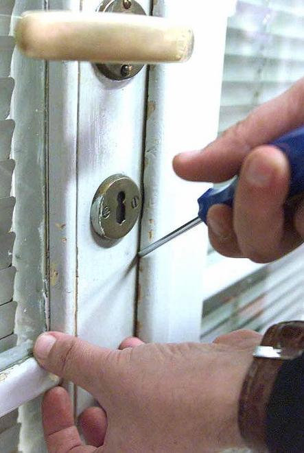Anziana di 76 anni mette in fuga malvivente armato 