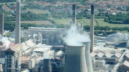 Nubi bianche in Solvay ma è vapore delle torri