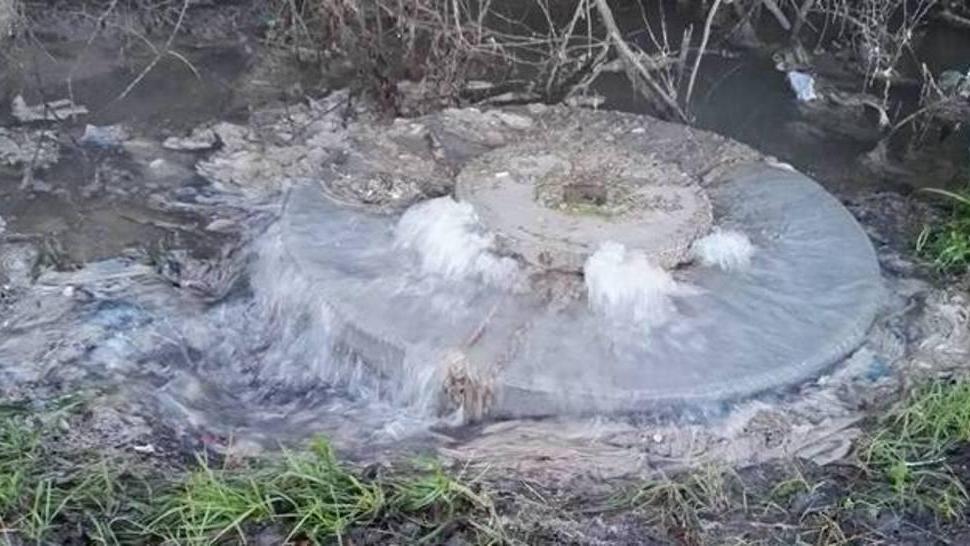 Liquami in strada al Casone la fognatura è occlusa
