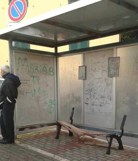 Massa, vandali sbriciolano una panchina 