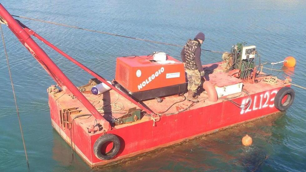 Iniziato lo scavo del canale Al lavoro chiatta e sub