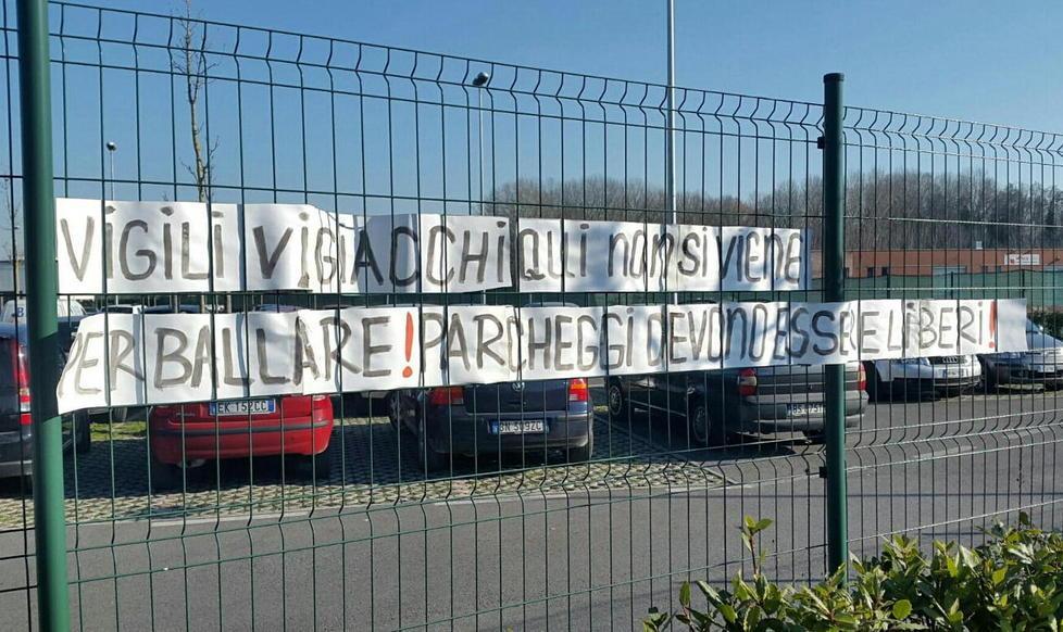 S. Luca, striscione contro i vigili 