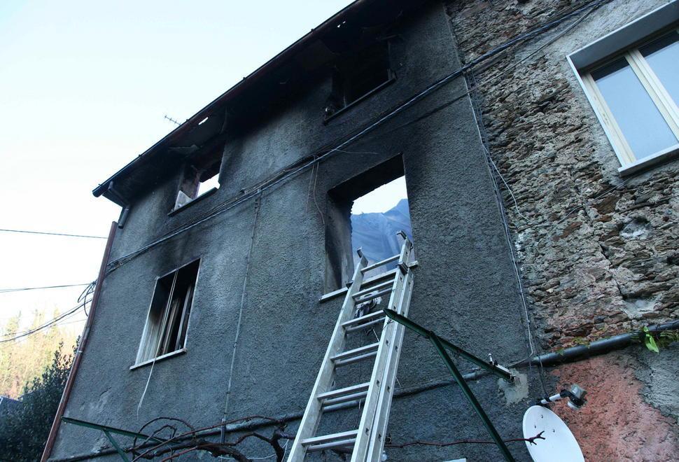 Notte di paura a Ruosina per una casa andata a fuoco 