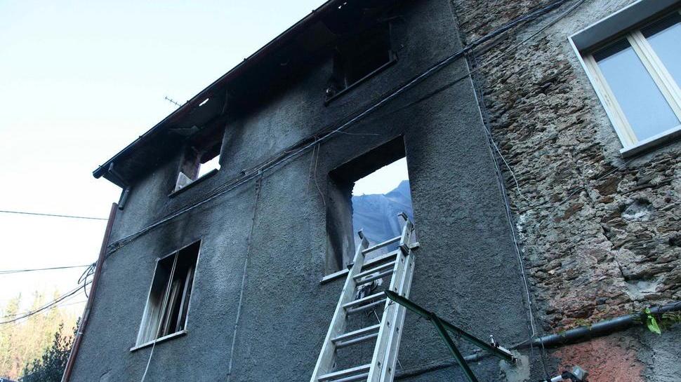 Notte di paura a Ruosina per una casa andata a fuoco
