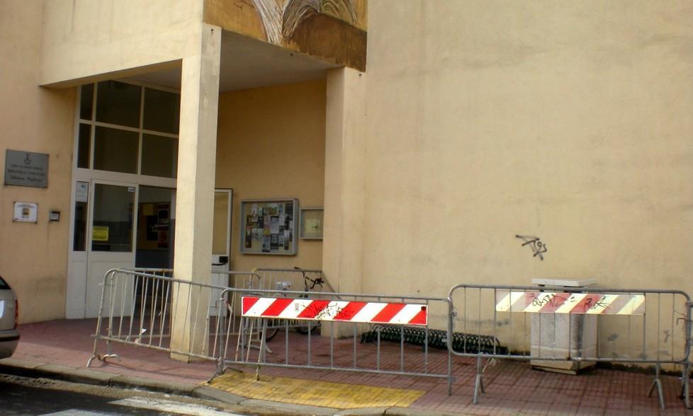 La biblioteca transennata da mesi