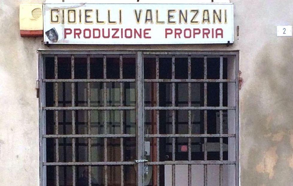 Mores, furto in gioielleria il bottino è di 25mila euro 