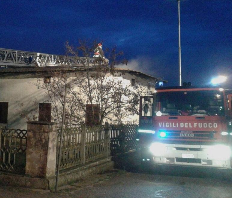 Vigili rapidi, spento l’incendio in una casa