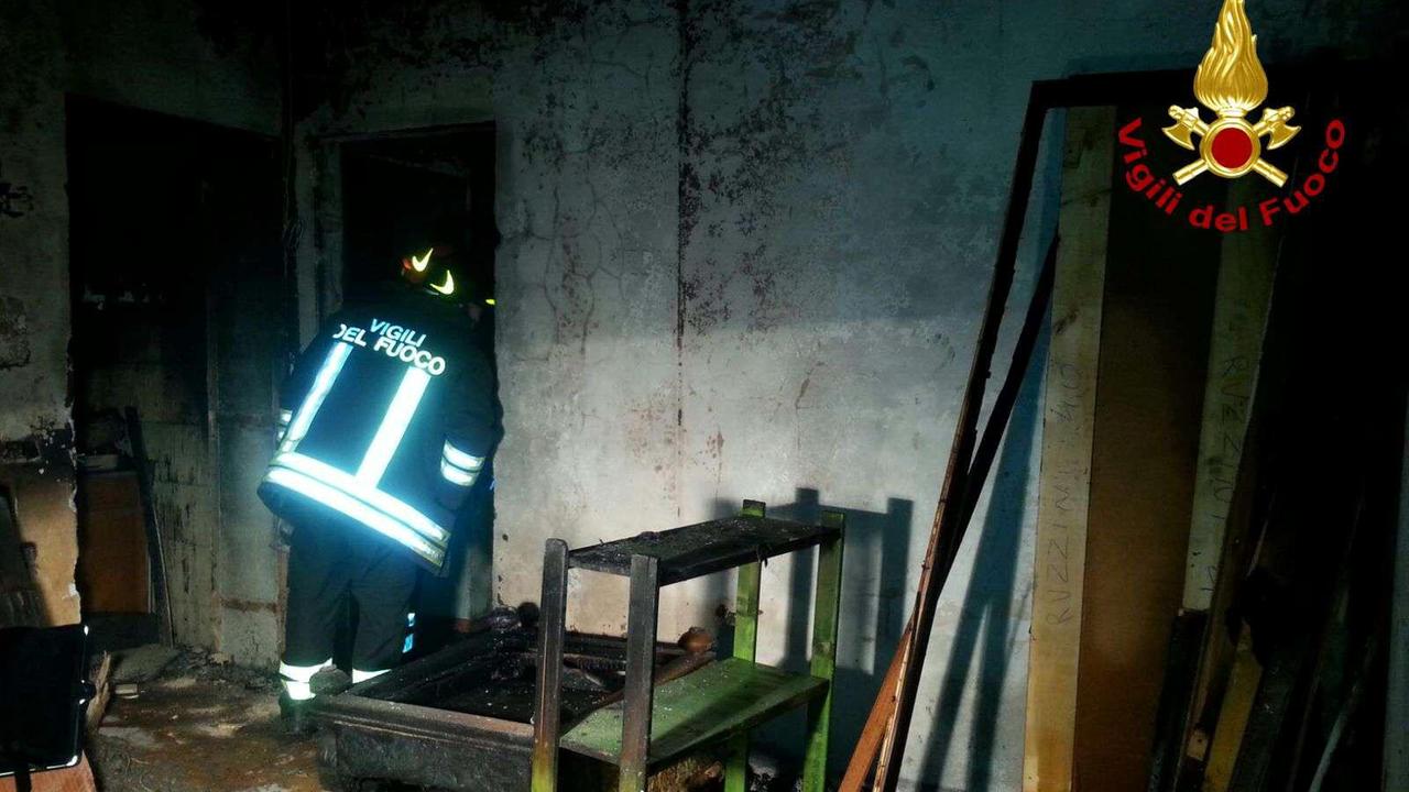 La casa distrutta dal rogo