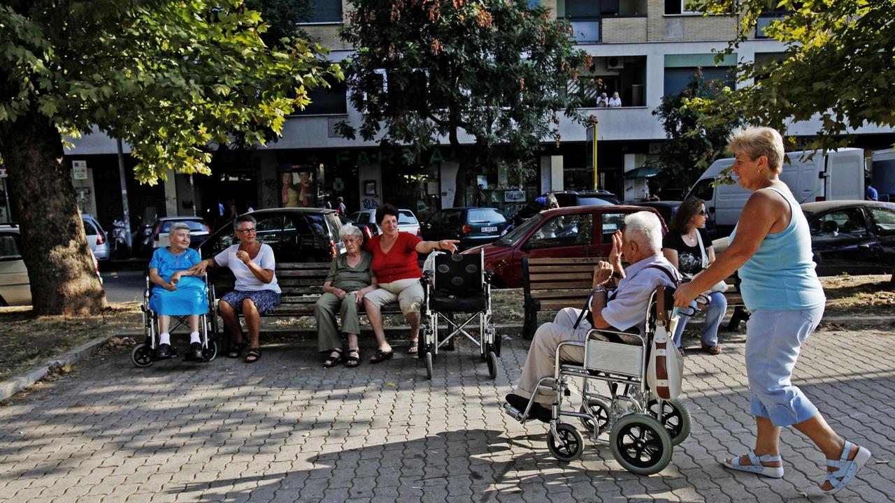Badanti e colf, tutte le regole del lavoro domestico