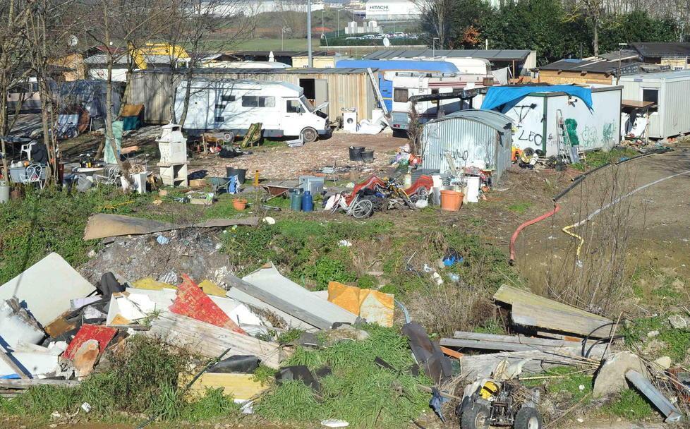 I rifiuti abbandonati accanto al campo Rom (Foto Gori)