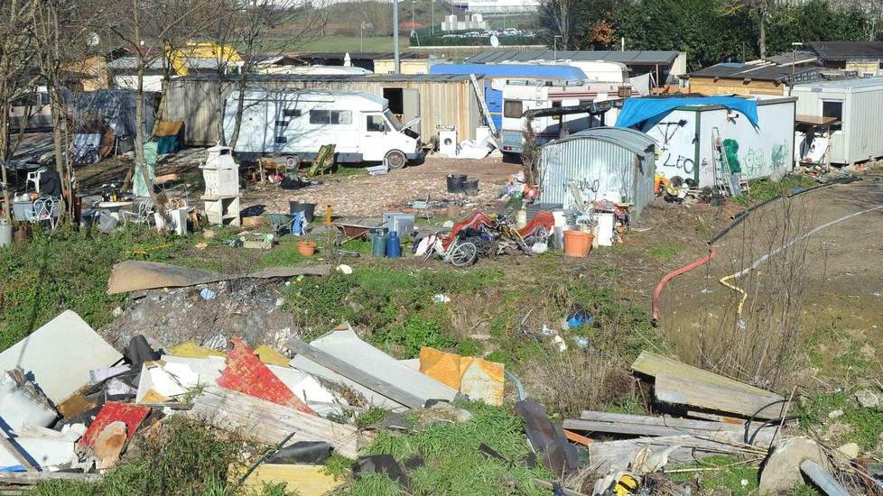 I rifiuti abbandonati accanto al campo Rom (Foto Gori)