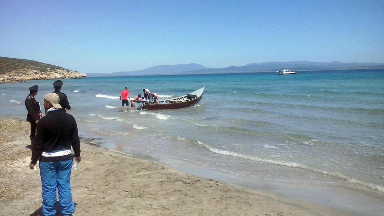Sant'Antioco, quattordici migranti sbarcano in spiaggia 