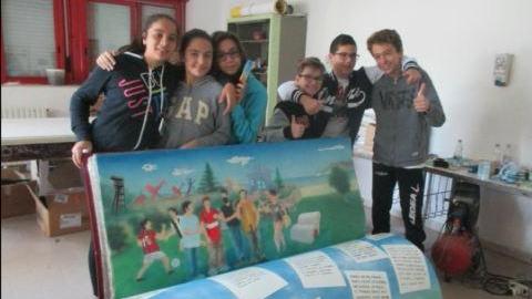 Gli studenti della scuola media Pascoli davanti alla panchina-libro