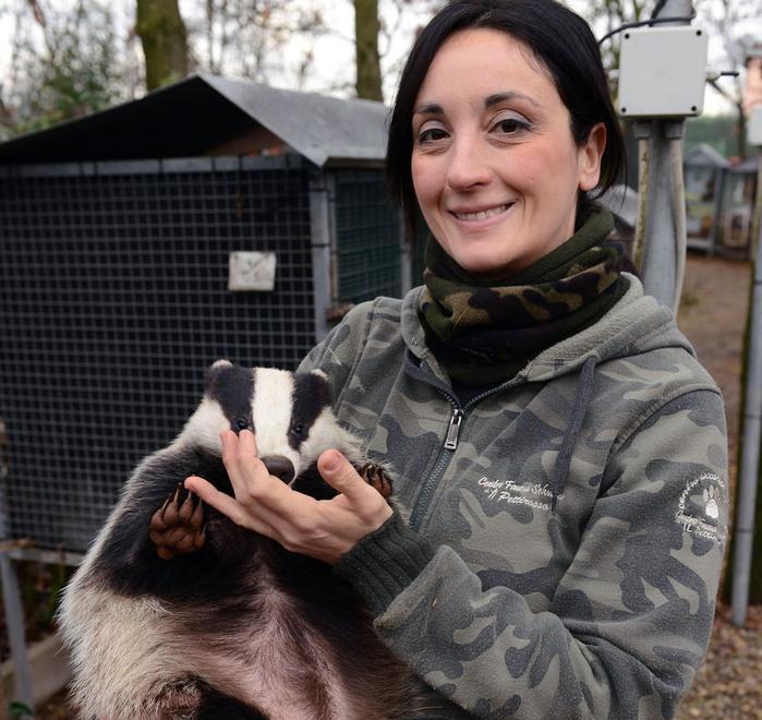 Enrica un "angelo" tra gli animali de "Il Pettirosso" di Modena 