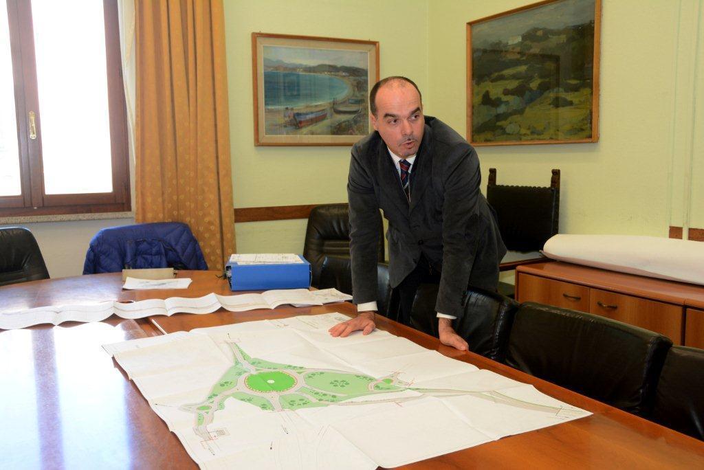 L'assessore Davide Bacciu illustra il progetto 