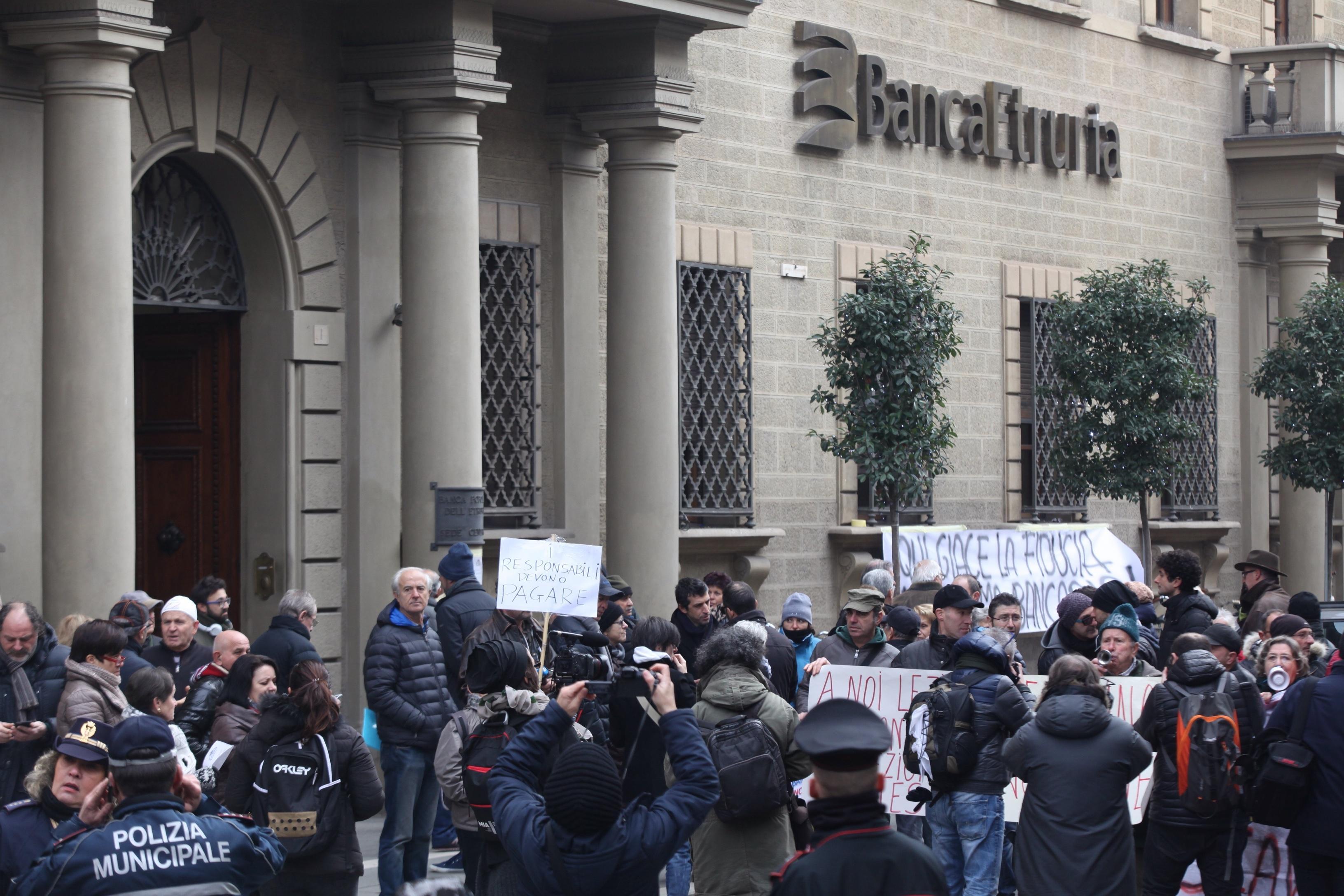 Una protesta di risparmiatori a Arezzo davanti alla Banca Etruria