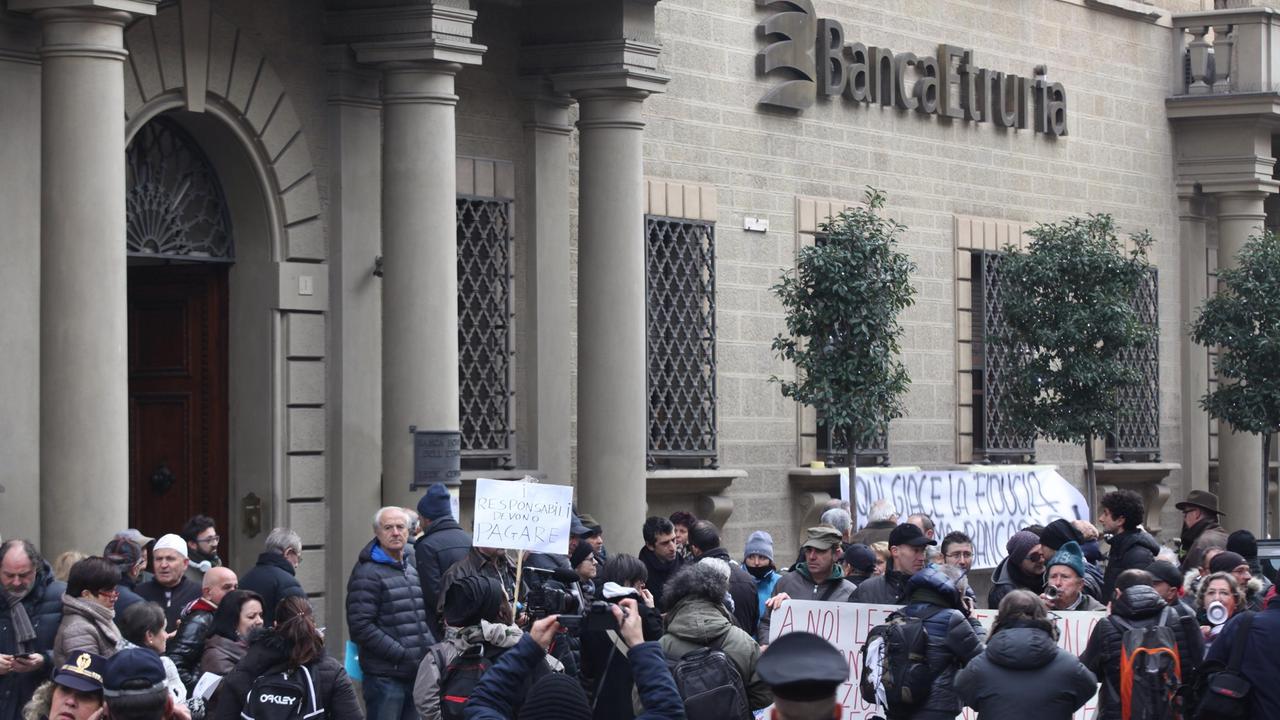 Una protesta di risparmiatori a Arezzo davanti alla Banca Etruria