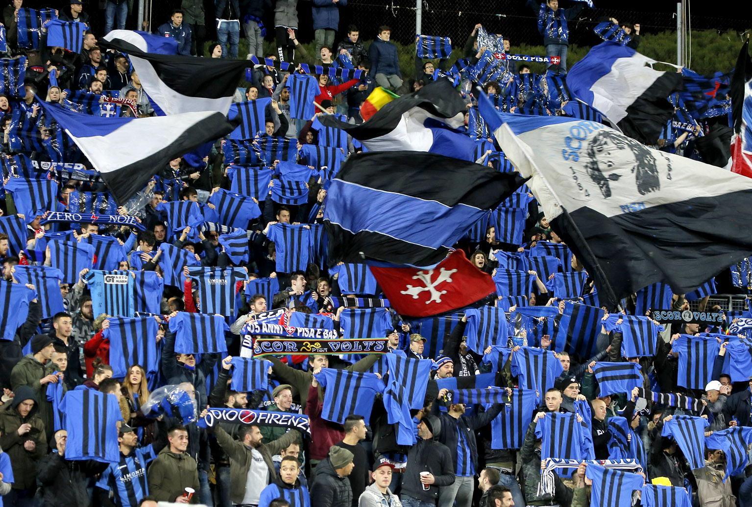 Bandiere nerazzurre in curva Nord all'Arena Garibaldi