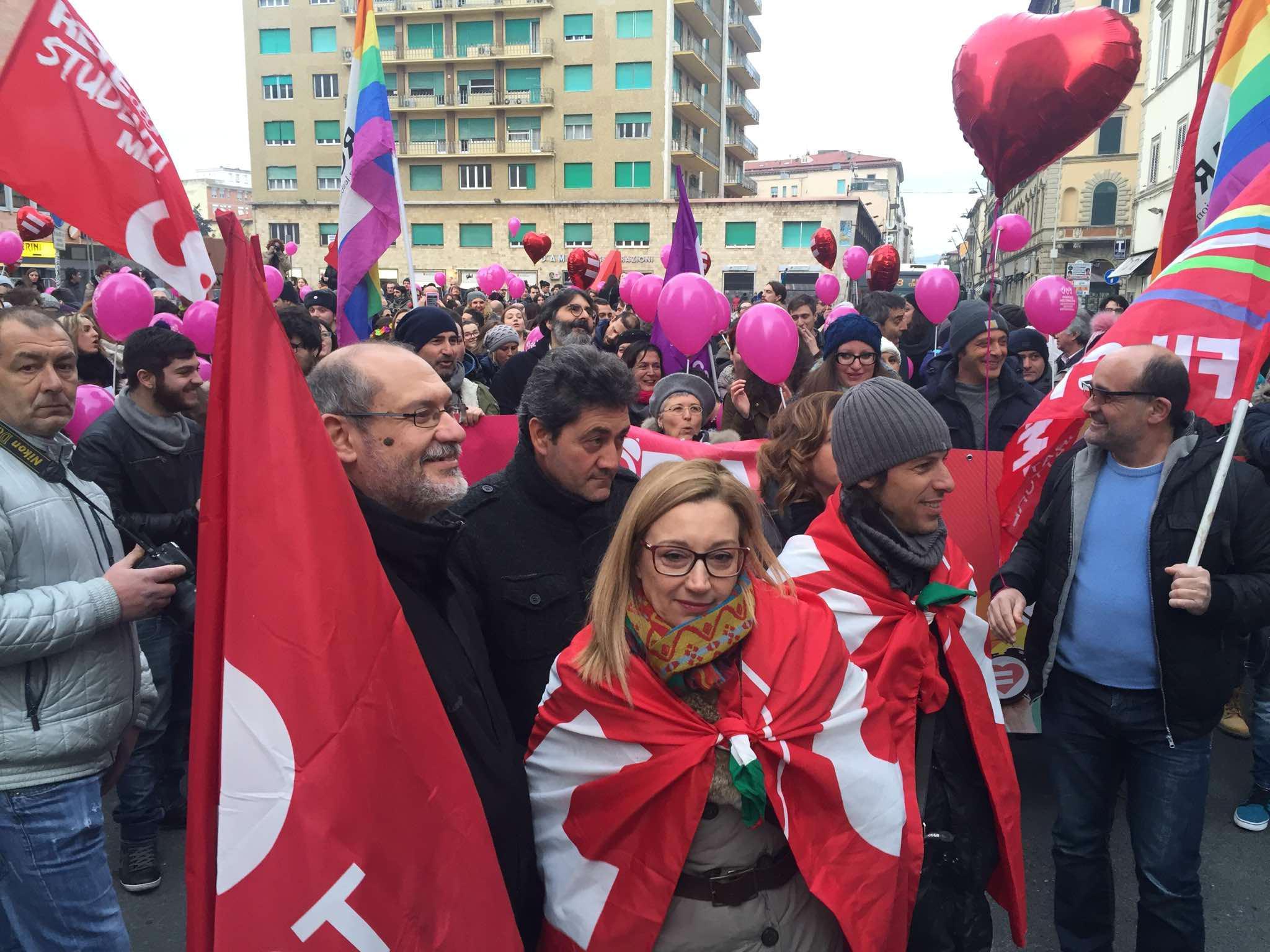 Da piazza Attias in centinaia alla manifestazione arcobaleno per i diritti civili 