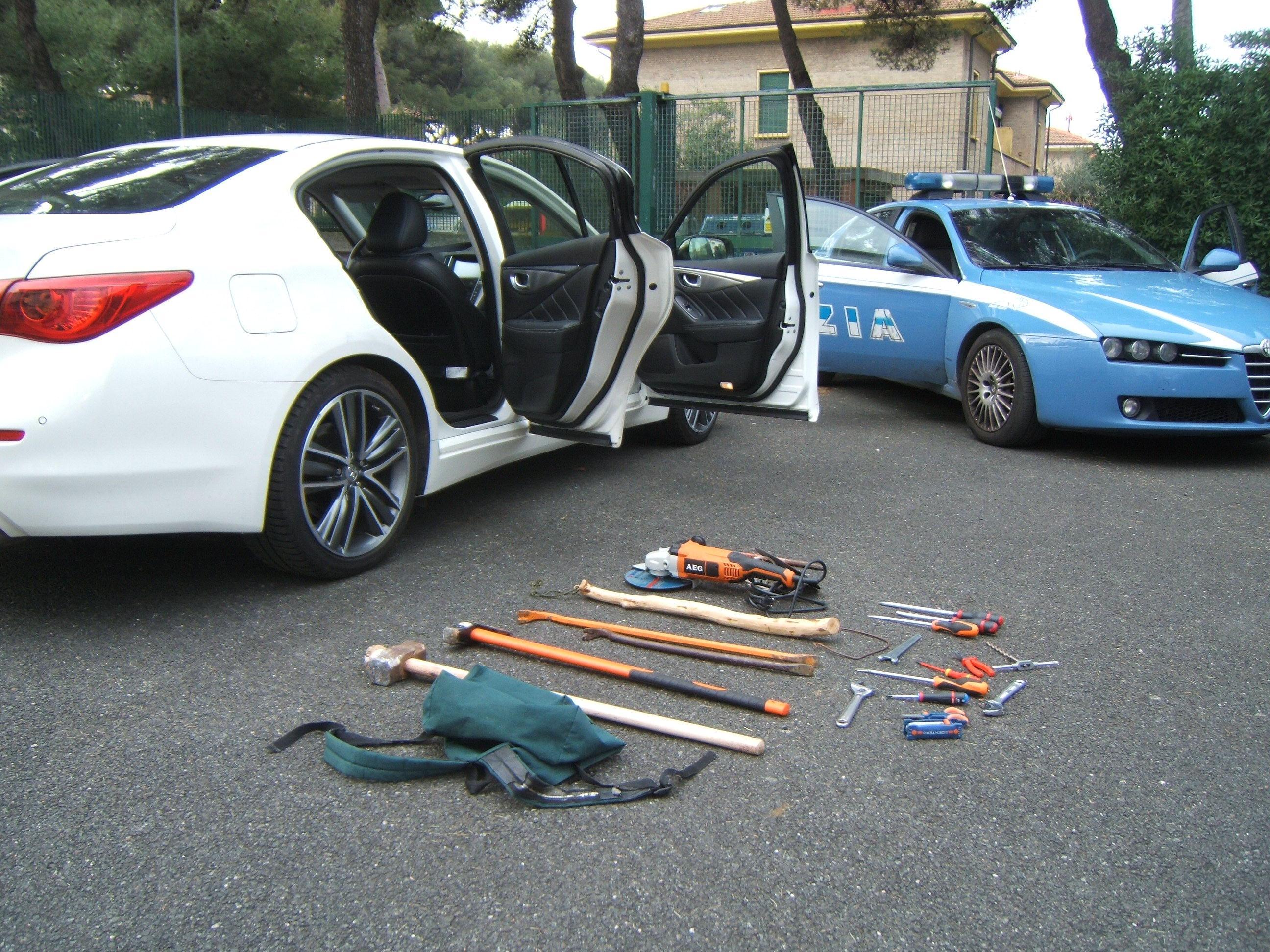 L'auto rubata abbandonata dai ladri e gli arnesi da scasso