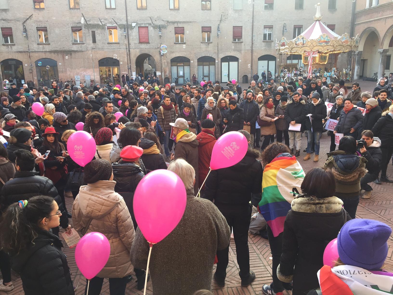 La manifestazione in piazza Municipale a Ferrara