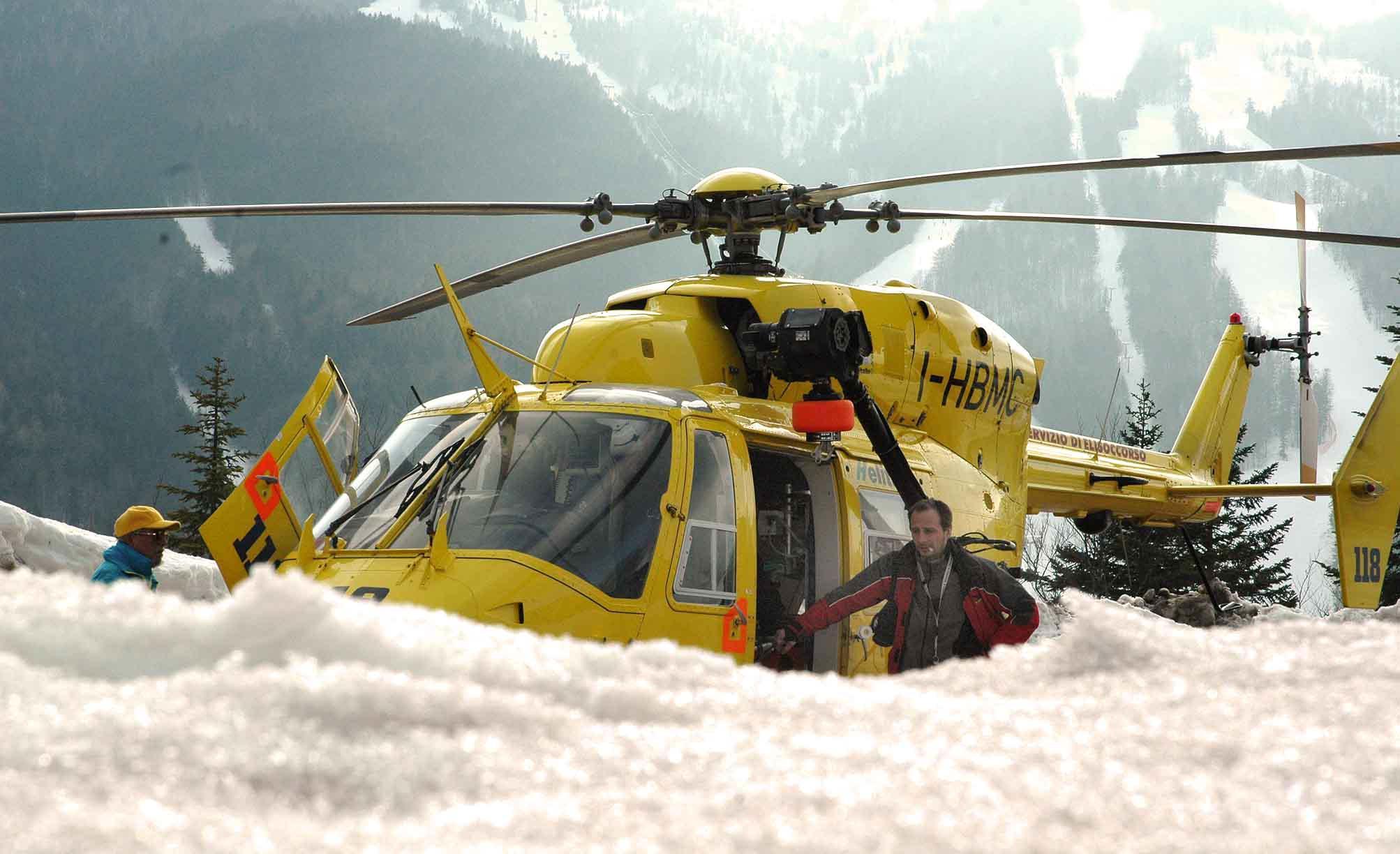 Adolescente cade in pista con lo snowboard e batte al testa 