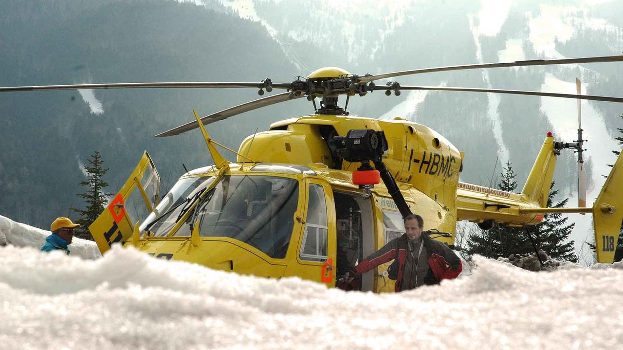 Adolescente cade in pista con lo snowboard e batte al testa