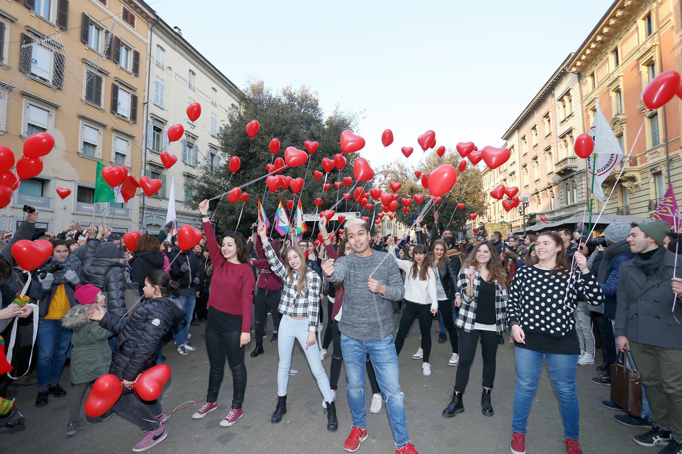 Svegliati Italia in 500 in piazza Mazzini a Modena per le unioni civili 