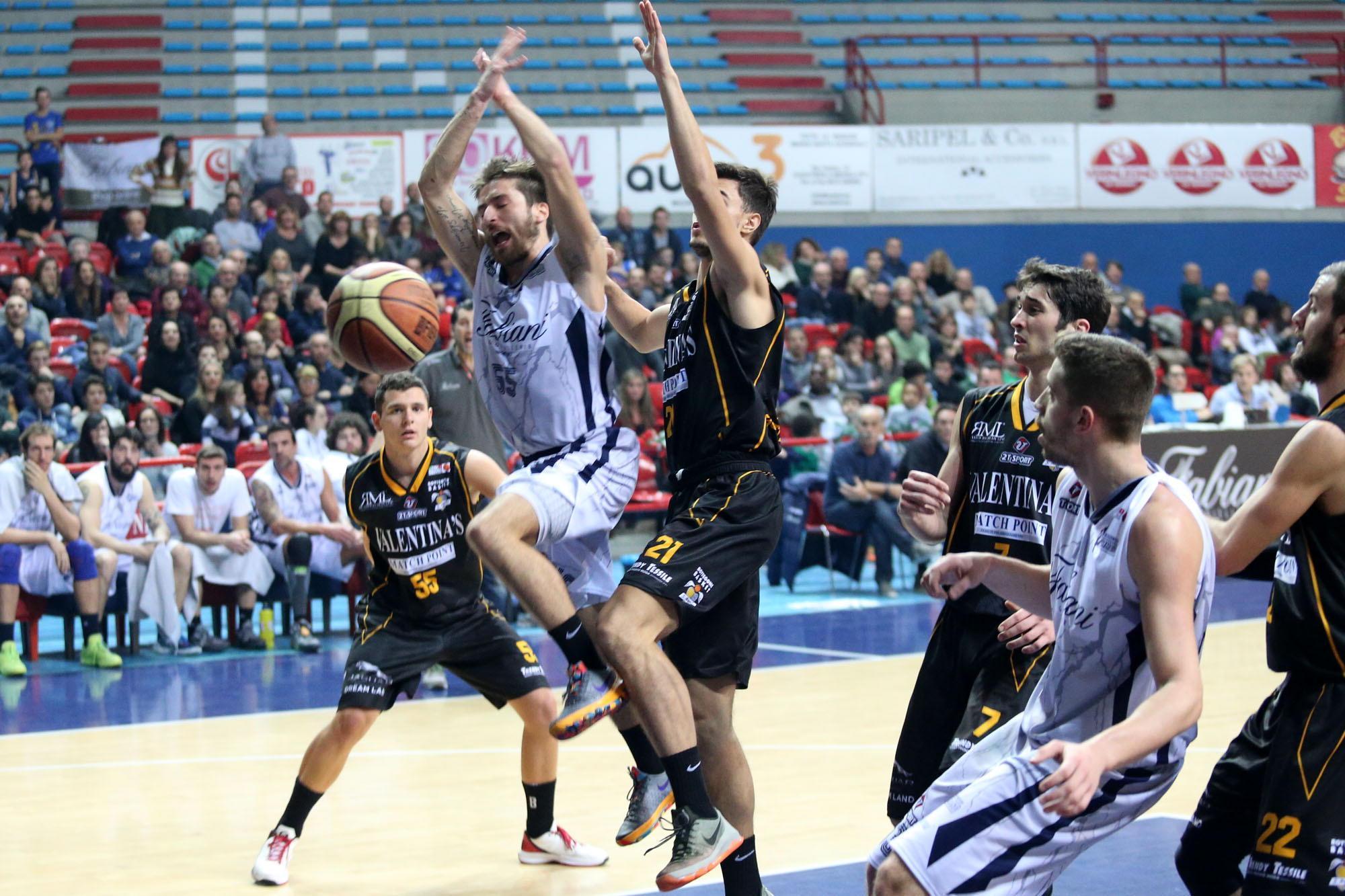 Andrea Tommei stoppato durante il derby con la Valentina's Bottegone 